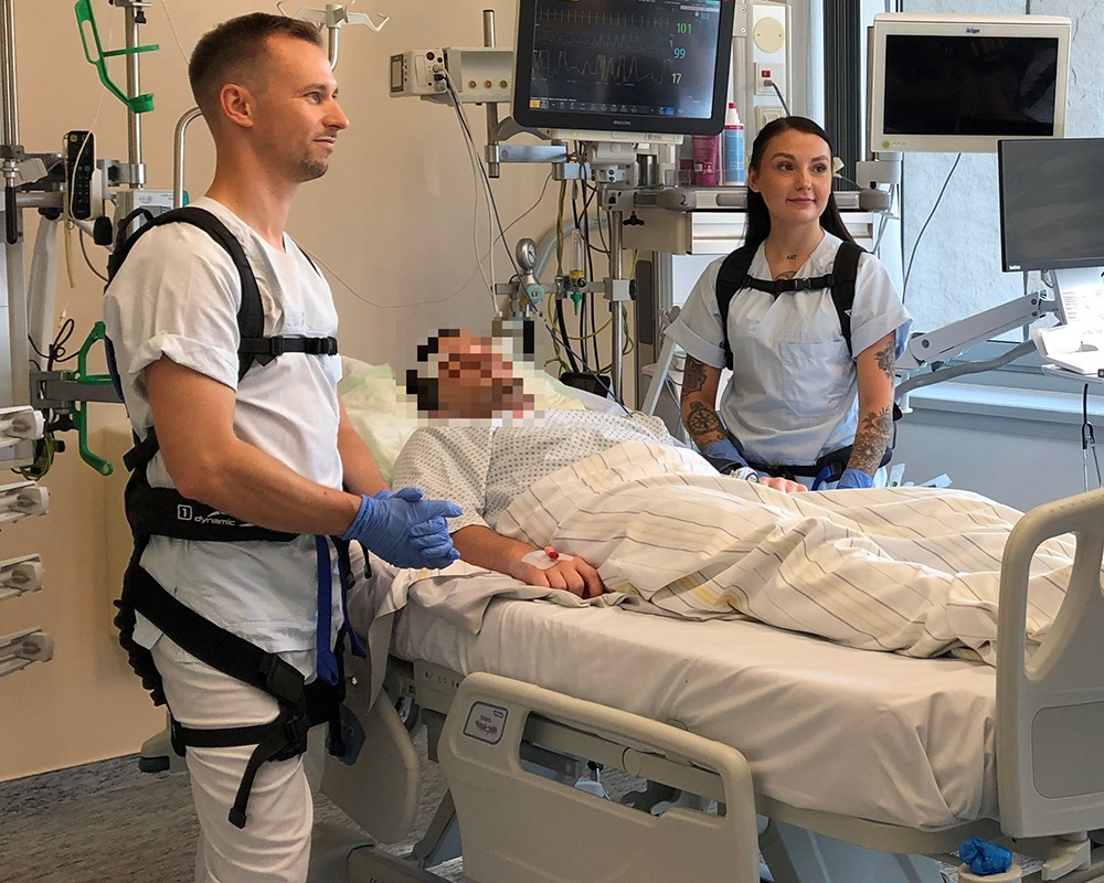 Pflegekräfte mit angelegtem Exoskelett im praktischen Einsatz_Fotografin_Melitta Schubert